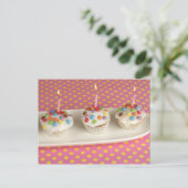 Birthday Muffins mit Eis, Sprinklen und Postkarte (Stehend Vorderseite)