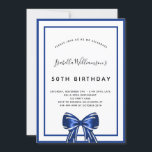 Birthday navin blue white elegante bow script einladung<br><div class="desc">Modernes,  elegantes und einladendes Hotel. Weiße Hintergrundfarbe mit marineblau Rahmen und Bogen. Personalisieren und fügen Sie einen Namen und Details. Schwarze Buchstaben.</div>