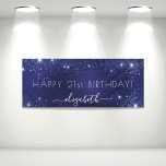 Birthday navy blue glitter dust monogram banner<br><div class="desc">Für eine mädchenhafte und glamouröse 21. Geburtstagsfeier (oder jedes Alter). Marineblau mit eleganten Imitaten Glitzer Staub. Die blaue Farbe ist ungleichmäßig. Personalisieren und fügen Sie einen Namen und Alter 21. Weiße Buchstaben. Der Name wird mit einem modernen handgeschriebenen Stilskript mit Swashes geschrieben. Um die Swashes behalten, löschen Sie nur den...</div>