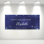 Birthday navy blue glitter dust monogram banner<br><div class="desc">Für eine mädchenhafte und glamouröse 21. Geburtstagsfeier (oder jedes Alter). Marineblau mit eleganten Imitaten Glitzer Staub. Die blaue Farbe ist ungleichmäßig. Personalisieren und fügen Sie einen Namen, Datum und Alter 21. Weiße Buchstaben. Der Name wird mit einem modernen handgeschriebenen Stilskript mit Swashes geschrieben. Um die Swashes behalten, löschen Sie nur...</div>