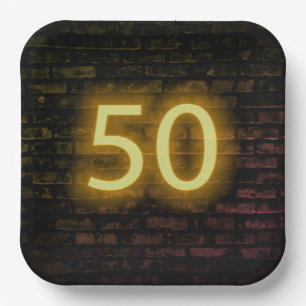 Birthday Neon 50 Schild an Backsteinmauer Pappteller