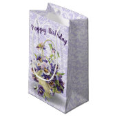 Birthday Pansy Basket on Lace Kleine Geschenktüte (Vorderseite Schrägansicht)