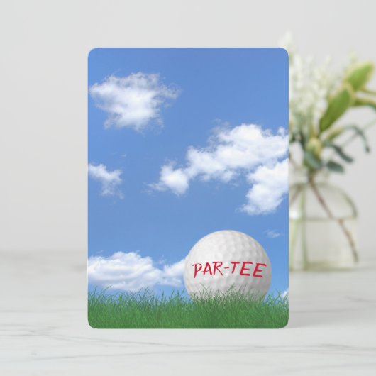 Birthday Party Golf Ball im Grass Einladung (Stehend Vorderseite)