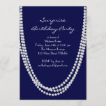 Birthday Party in Pearl Überraschung der 1920er Ja Einladung<br><div class="desc">Lange Perlenketten schmücken die  Geburtstagspartyeinladung der 1920er Jahre. Es ist einfach,  elegant und hat einen Hauch von Verspieltheit. Wenn Sie weitere Artikel für Ihre Veranstaltung benötigen,  kontaktieren Sie uns einfach unter prettyfancyinvites@gmail.com mit Ihrer Anfrage.</div>