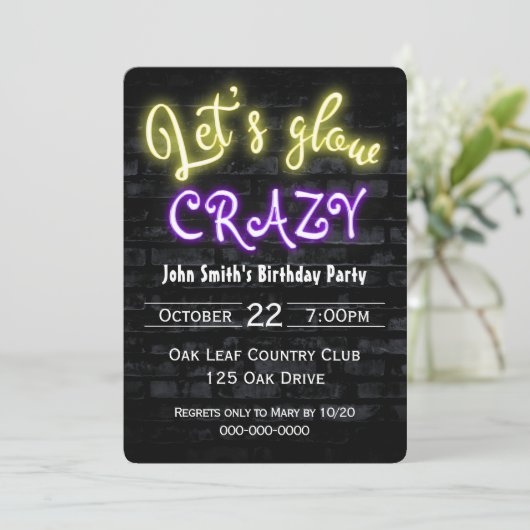 Birthday Party Neon Glow Sign auf Brick Wall Einladung (Stehend Vorderseite)