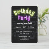 Birthday Party Neon Glow Sign auf Brick Wall Einladung (Stehend Vorderseite)