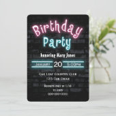 Birthday Party Neon Glow Sign auf Brick Wall Einladung (Stehend Vorderseite)