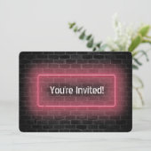 Birthday Party Neon signieren an Wand Einladung (Stehend Vorderseite)