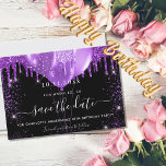 Birthday Party schwarze lila Ballons Save the Date<br><div class="desc">Eine gmädchenhafte und trendige Save the Date-Karte für eine 18. Geburtstagsfeier (oder jedes Alter). Schwarzer Hintergrund mit lila Imitaten Glitzer Tropfen,  Glitzern und Ballons. Personalisieren und fügen Sie Datum und Name/Alter hinzu. Der Text: Save the Date ist mit einem großen angesagten,  handgeschriebenen Stilskript geschrieben.</div>