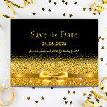 Birthday Party Schwarzgoldenbogen Save the Date Postkarte<br><div class="desc">Elegante,  klassische,  glamouröse und weibliche Geburtstagsparty Save the Date Postcard. Ein Imitat goldfarbenes Band und Bogen mit Imitaten goldenen Glitzer und Funkeln,  ein bisschen Bling und Luxus für einen Geburtstag. Schwarzer Hintergrund. Mit dem Text: Save the Date auf der Vorderseite mit modernen Blockbriefen geschrieben. Vorlagen für Datum und Namen/Text.</div>