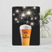 Birthday Party Sparkler in Bierglas Einladung (Stehend Vorderseite)