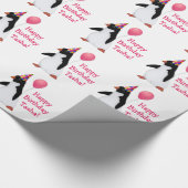 Birthday Pinguin Individuelle Name Wrapping Paper Geschenkpapier (Ecke)