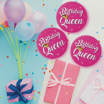 Birthday Queen 3 Inch Round Button<br><div class="desc">Achten Sie darauf,  dass jeder im Party weiß,  wer die Geburtstagskönigin ist,  mit diesem niedlich rosa Queen-Knopf.</div>