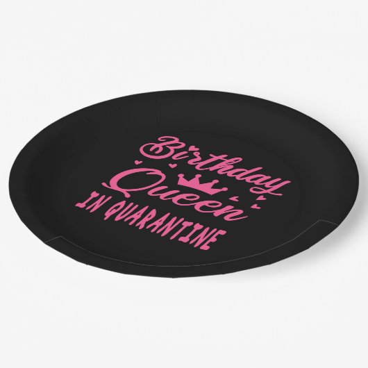 Birthday Queen in Quarantine Pappteller (Schrägansicht)