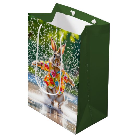 Birthday Rabbit Wearing a Fun Shirt In Water Mittlere Geschenktüte (Vorderseite Schrägansicht)