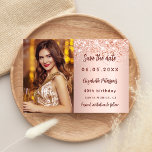 Birthday Rose Goldröte Foto Save the Date Ankündigungspostkarte<br><div class="desc">Fügen Sie ein Foto in vertikaler Größe hinzu. Eine elegante Rose Gold,  rot Farbverlauf Hintergrund,  mit Imitat Glitzer,  Glitzern. Personalisieren und fügen Sie einen Namen und die Details.</div>