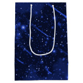 Birthday Star Galaxy on Blue Mittlere Geschenktüte (Rückseite)