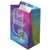 Birthday Surfer on Rainbow Wave Mittlere Geschenktüte (Vorderseite Schrägansicht)