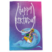 Birthday Surfer on Rainbow Wave Mittlere Geschenktüte (Vorderseite)