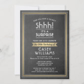 Birthday Surprise Party Black Chalkboard und Gold Einladung (Vorderseite)