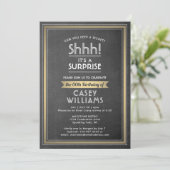 Birthday Surprise Party Black Chalkboard und Gold Einladung (Stehend Vorderseite)