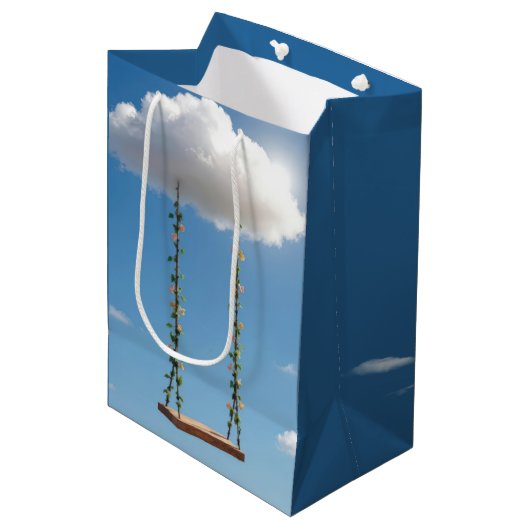 Birthday Swing Hanging From a Cumulus Cloud Mittlere Geschenktüte (Vorderseite Schrägansicht)