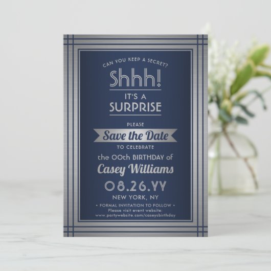 Birthday Überraschung Party Shhh! Elegant Navy Blu Save The Date (Stehend Vorderseite)