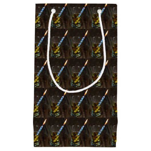 Birthday Whiskey mit Kerze Kleine Geschenktüte (Vorderseite)