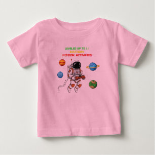 Bis zu 1 Retro Gamer Astronaut 1. Geburtstag Baby T-shirt