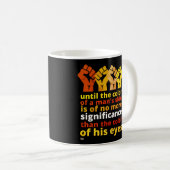 "BIS ZUR FARBE DER HAUT EINES MENSCHEN..." KAFFEETASSE (VorderseiteRechts)
