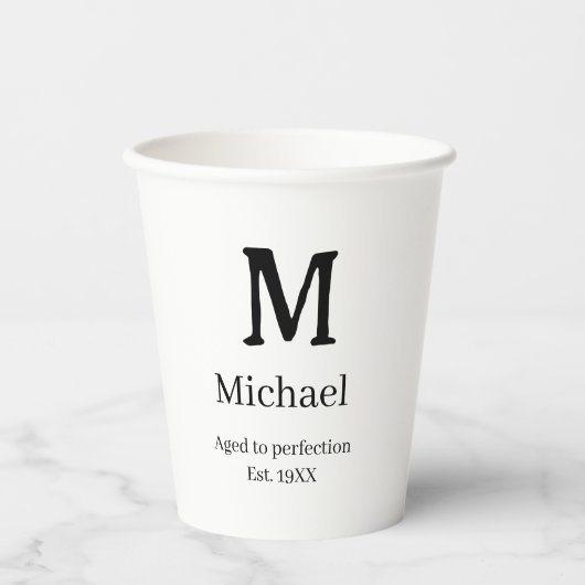 Bis zur Perfektion gereift, gegr. 19XX Monogramm N Pappbecher (Vorderseite)