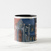 Bischof, der eine Kirche widmet Zweifarbige Tasse (Mittel)