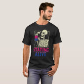 Bisexual Skeleton Staying Alive Bi Pride Flag Lgbt T-Shirt (Vorne ganz)