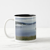 Bison, der an durch Yellowstone River mit Schnee Zweifarbige Tasse (Links)