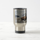 Bison in den Wintergebirgen von Yellowstone Reisebecher (Mittel)