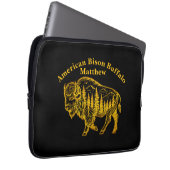 Bison in einer Walddarstellung Laptopschutzhülle (Vorne Rechts)