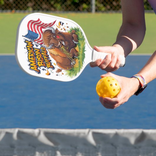 Bison mit US-Flagge im Gras Pickleball Schläger (InSitu)
