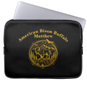 Bison steht majestätisch in einer natürlichen Land Laptopschutzhülle (Vorderseite)