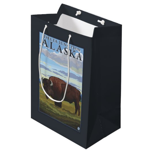 Bison-Szene - Deltakreuzung, Alaska Mittlere Geschenktüte (Vorderseite Schrägansicht)
