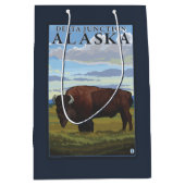 Bison-Szene - Deltakreuzung, Alaska Mittlere Geschenktüte (Vorderseite)
