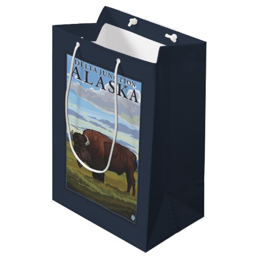 Bison-Szene - Deltakreuzung, Alaska Mittlere Geschenktüte (Vorderseite Schrägansicht)