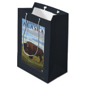 Bison-Szene - Fairwell, Alaska Mittlere Geschenktüte (Rückseite Schrägansicht)