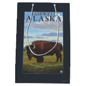 Bison-Szene - Fairwell, Alaska Mittlere Geschenktüte (Rückseite)
