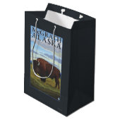 Bison-Szene - McGrath, Alaska Mittlere Geschenktüte (Rückseite Schrägansicht)