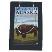 Bison-Szene - McGrath, Alaska Mittlere Geschenktüte (Rückseite)