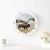 Bison und alte zuverlässige Wanduhr (Zuhause)