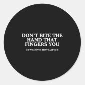Biss nicht die Hand, die dich anfliegt, um Adul zu Runder Aufkleber (Vorderseite)