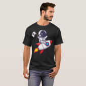 Bitcoin-Astronaut auf einer Rakete, die eine Flagg T-Shirt (Vorne ganz)