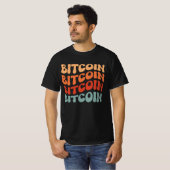 Bitcoin Wavy Text Stilvolle Crypto Typografie Desi T-Shirt (Vorne ganz)