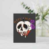 Bite Me - Halloween Schädelgift Apple & Blume Postkarte (Stehend Vorderseite)